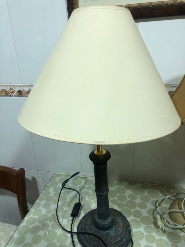 Lampara de mesa con tulipa