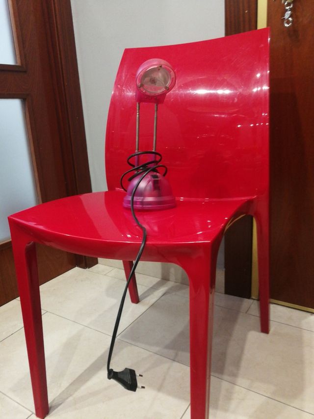 flexo y silla plástico habitación infantil