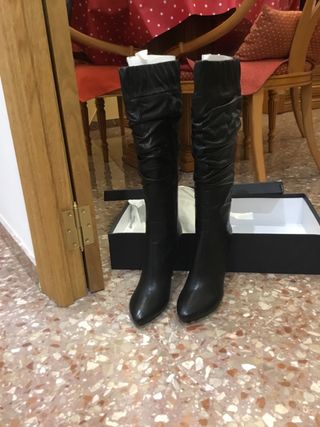 Botas altas arrugadas de piel con tacón. Nuevas de segunda mano por 27 EUR  en Mislata en WALLAPOP