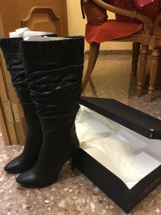 Botas altas arrugadas de piel con tacón. Nuevas de segunda mano por 27 EUR  en Mislata en WALLAPOP