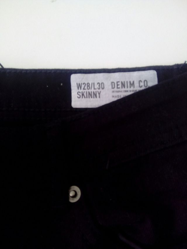 Pantalon vaquero negro.