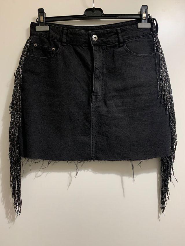 Falda vaquera negra con flecos Bershka