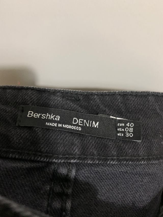 Falda vaquera negra con flecos Bershka