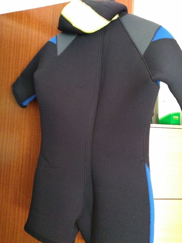traje de buceo corto