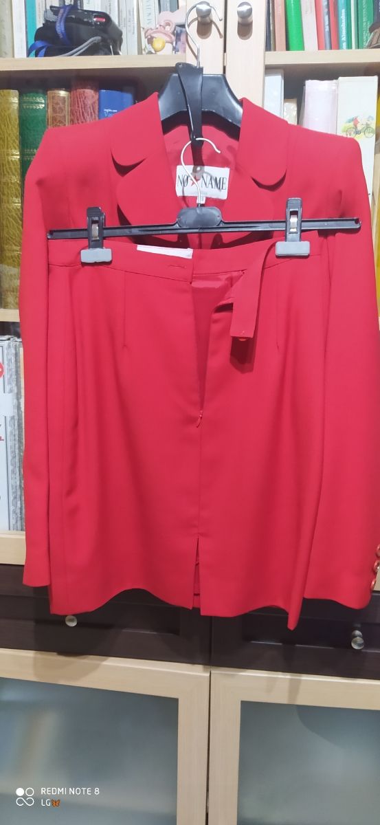 Conjunto chaqueta y falda rojo pasión