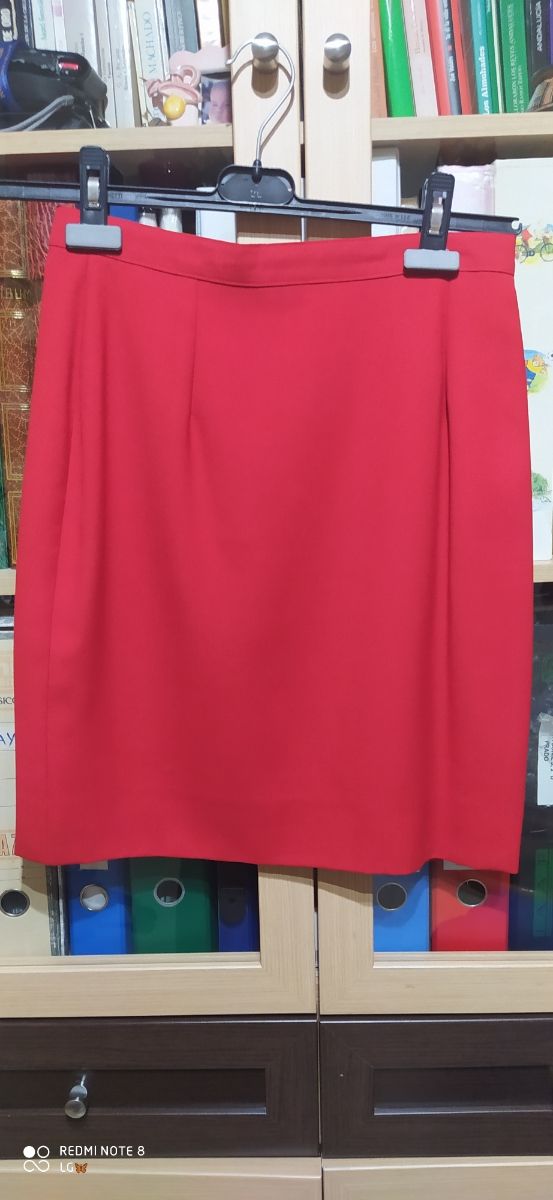 Conjunto chaqueta y falda rojo pasión