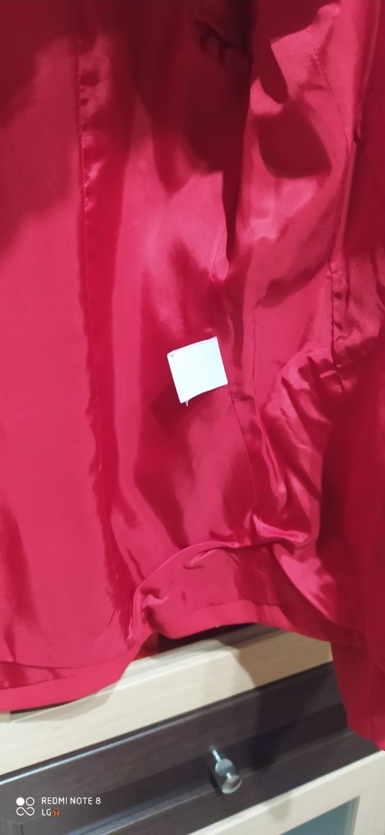 Conjunto chaqueta y falda rojo pasión