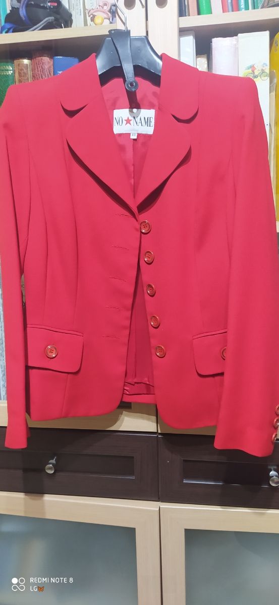 Conjunto chaqueta y falda rojo pasión