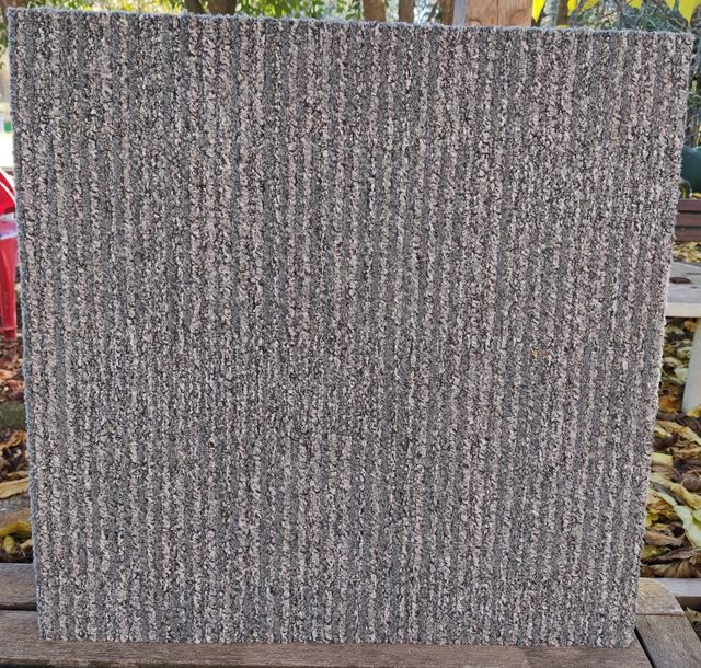 moqueta en losetas de 50 x 50 cm