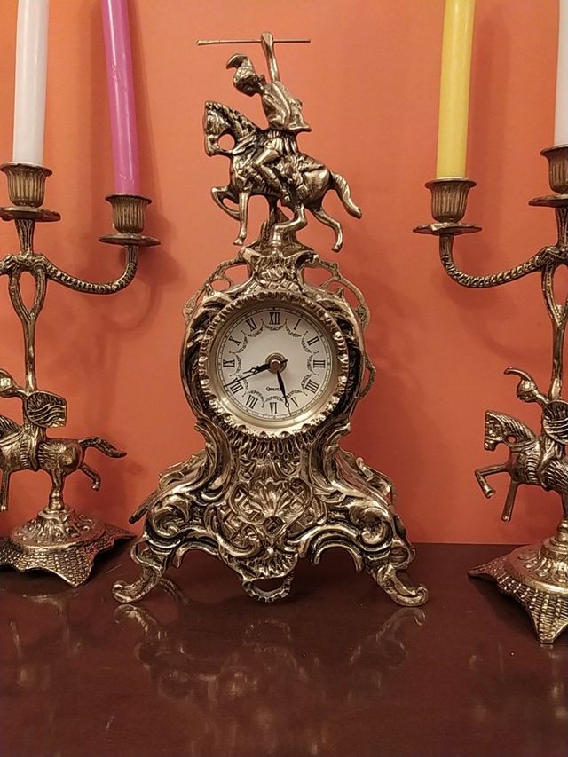 conjunto de reloj y candelabros