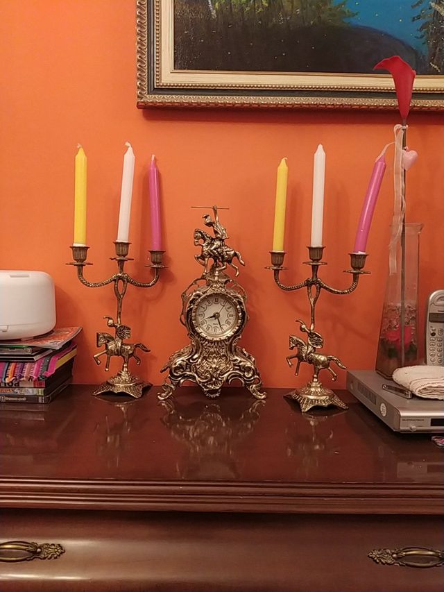 conjunto de reloj y candelabros