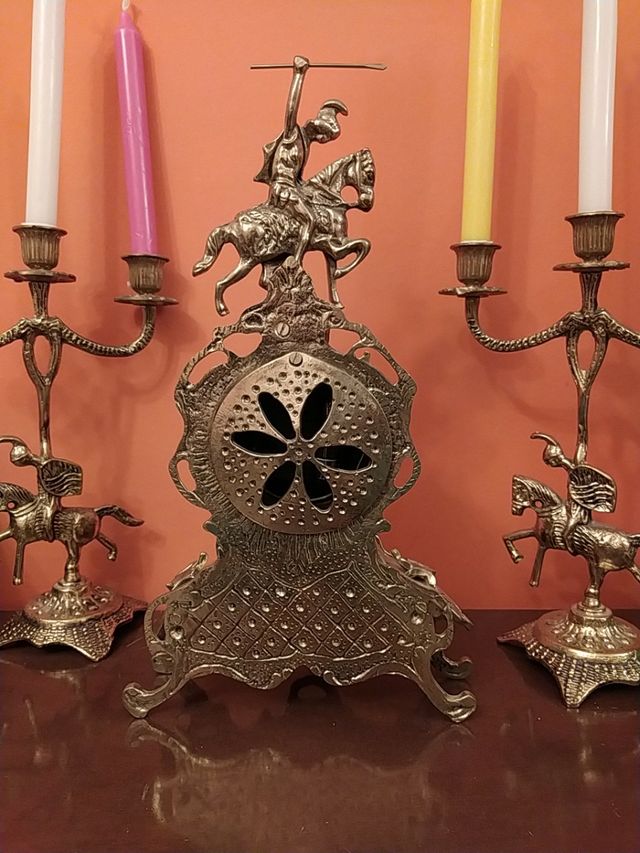 conjunto de reloj y candelabros
