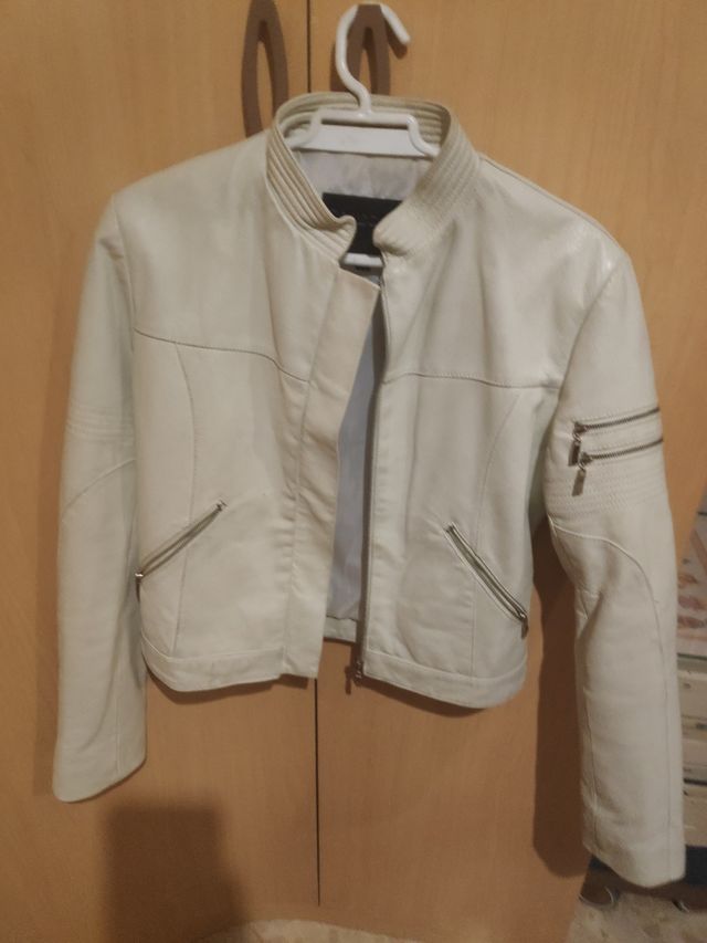 chaqueta de piel blanca