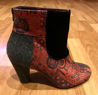 Botas Desigual negras y rojas como nuevas de segunda mano por 45 EUR en  Barcelona en WALLAPOP