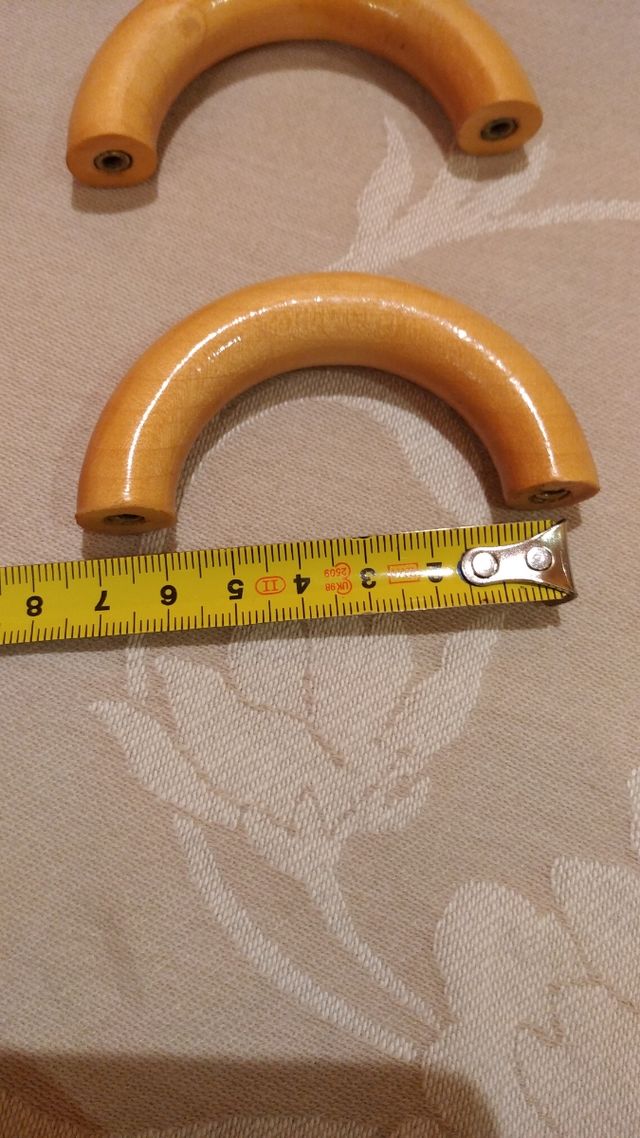 13 tiradores de madera.