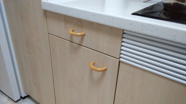 13 tiradores de madera.