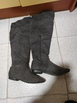 Botas mosqueteras grises de segunda mano por 5 EUR en Meco en WALLAPOP