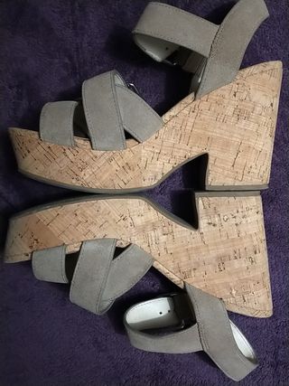 Sandalias plataforma Bimba y Lola de segunda mano por 34 EUR en Las Rozas  de Madrid en WALLAPOP