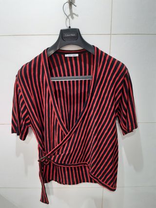 Blusa cruzada roja y negra de Zara de segunda mano por 5 EUR en Madrid en  WALLAPOP