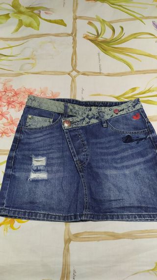 Falda vaquera DESIGUAL de segunda mano por 10 EUR en Alicante en WALLAPOP
