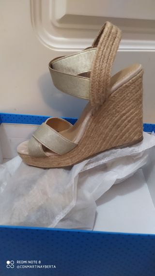 Cuña cuerdas elásticas doradas Marypaz n37 de segunda mano por 5 EUR en  Chiclana de la Frontera en WALLAPOP