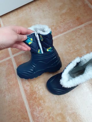 Botas nieve talla 21-22 de segunda mano por 8 EUR en Azuqueca de Henares en  WALLAPOP