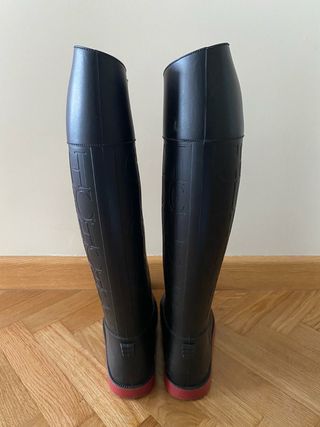 Botas agua Carolina Herrera de segunda mano por 100 EUR en Pozuelo de  Alarcón en WALLAPOP