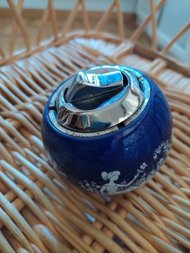 Accendino da tavolo Hummingbird con base in ceramica