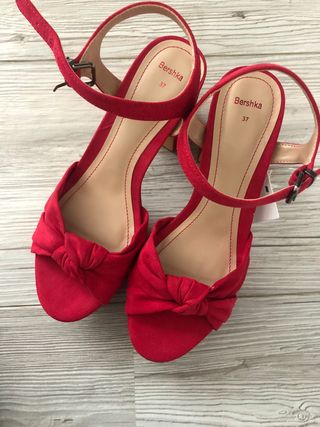 Sandalias rojas Bershka 37 de segunda mano por 35 EUR en A Xesta en WALLAPOP
