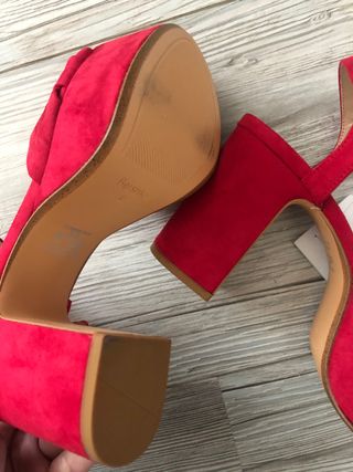 Sandalias rojas Bershka 37 de segunda mano por 35 EUR en A Xesta en WALLAPOP