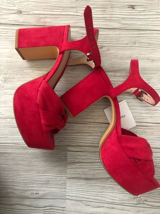 sandalias rojas bershka