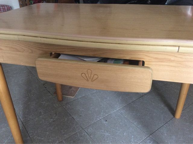 Mesa dos sillas y dos taburetes