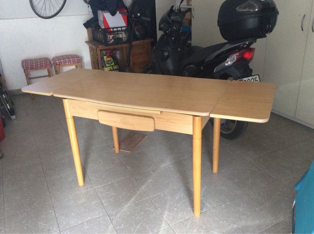 Mesa dos sillas y dos taburetes