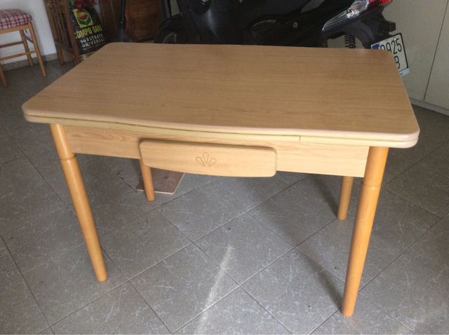 Mesa dos sillas y dos taburetes