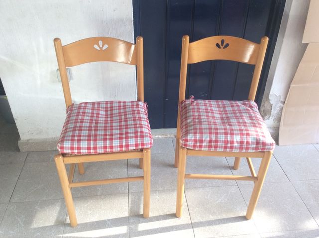 Mesa dos sillas y dos taburetes