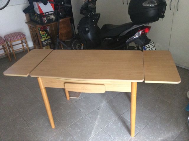 Mesa dos sillas y dos taburetes