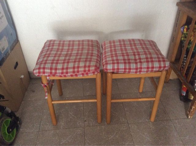 Mesa dos sillas y dos taburetes