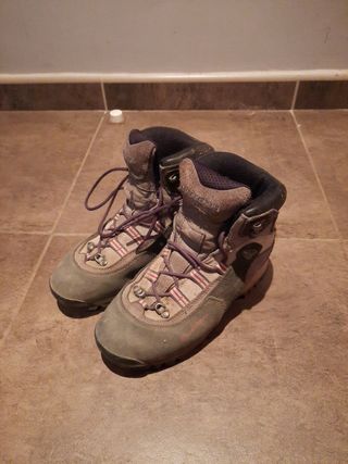 Botas montaña \\/ Botes muntanya de segunda mano por 5 EUR en Gironella en  WALLAPOP