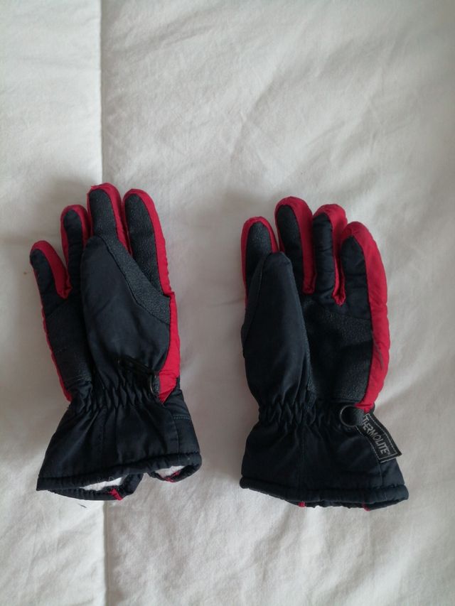 Mono y guantes para la nieve