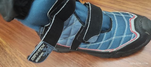 MONO ESQUÍ Y BOTAS MONTAÑA NIÑO