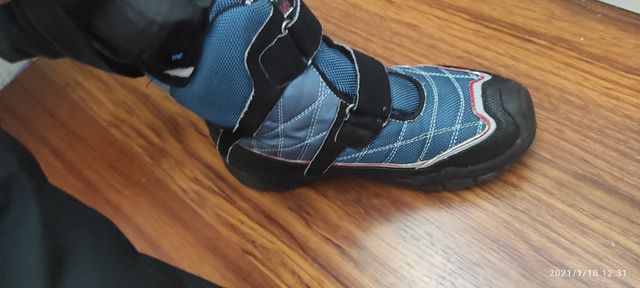 MONO ESQUÍ Y BOTAS MONTAÑA NIÑO