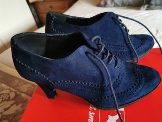 Zapatos abotinados de tacón alto de segunda mano por 9 EUR en Oviedo en  WALLAPOP