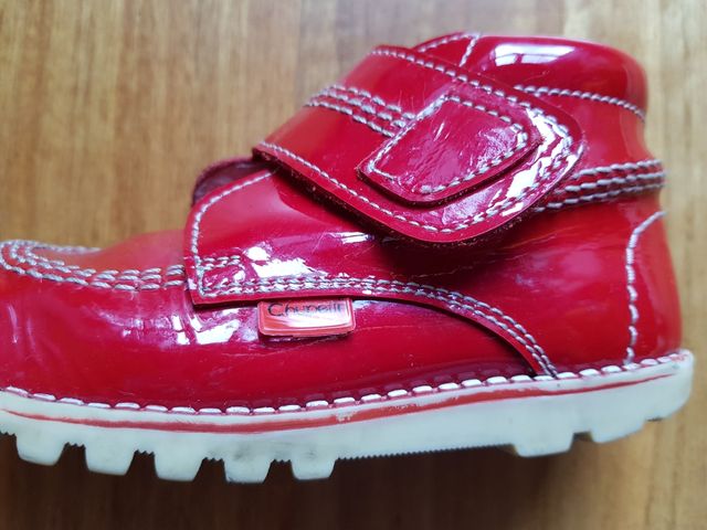 Botas rojas charol impermeables