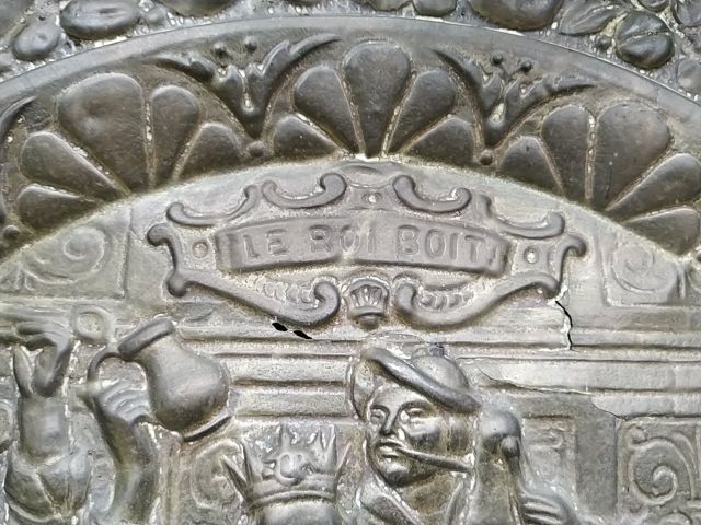 Antiguo relieve en laton