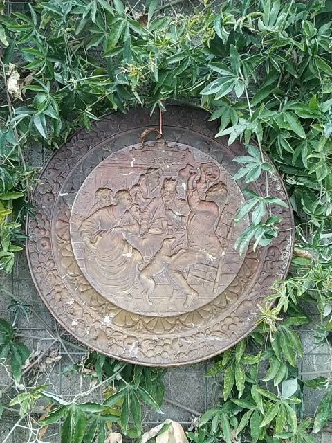 Antiguo relieve en laton