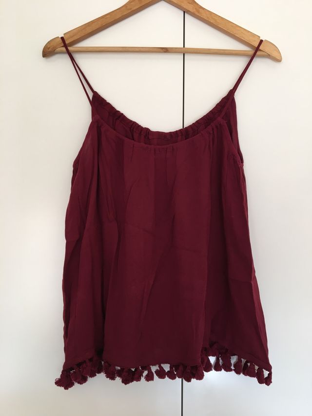 Top de tirantes granate con borlas de Oysho