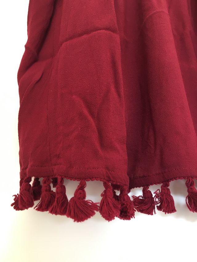 Top de tirantes granate con borlas de Oysho