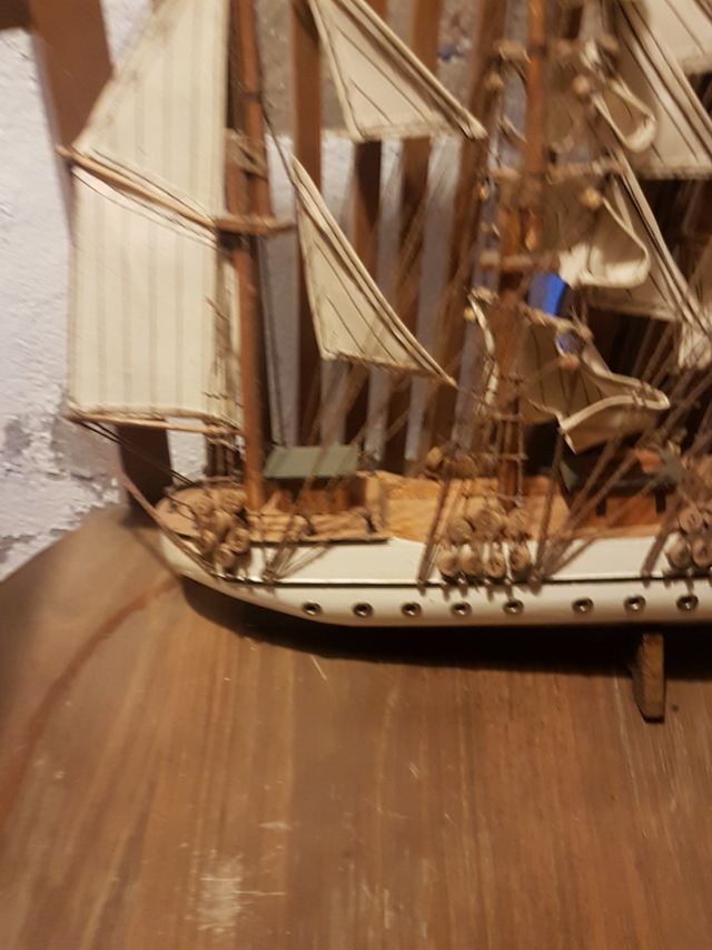 barco de madera a escala