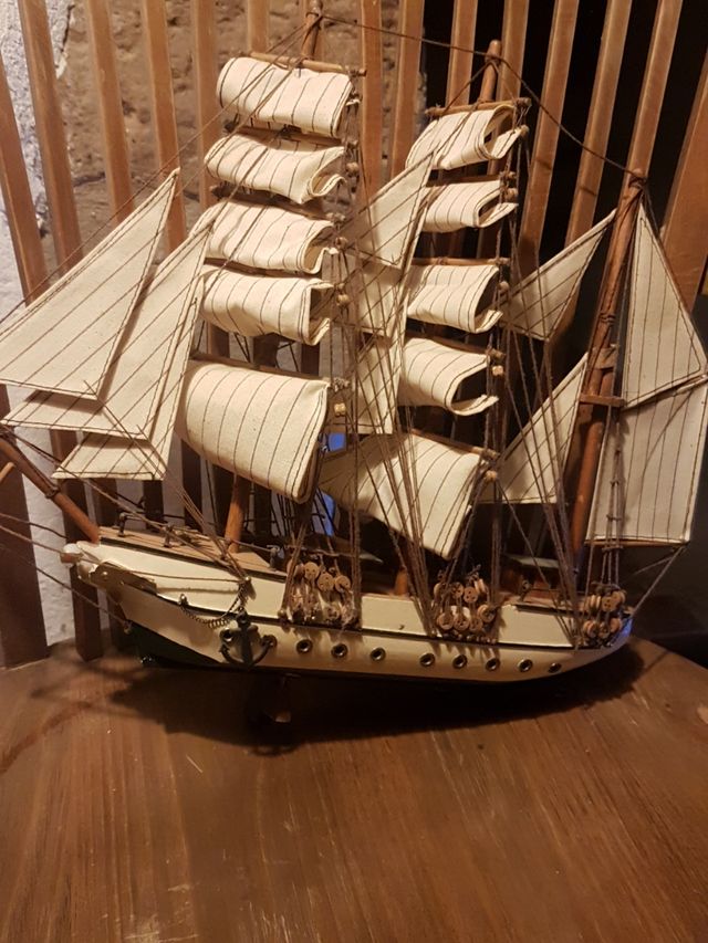 barco de madera a escala