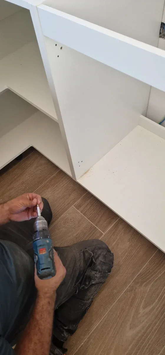 Montador cocinas cuinas
Carpintero
montador de mue